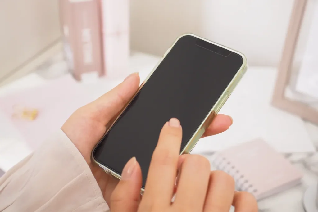 スマートフォンでウェブサイトをチェックしている女性